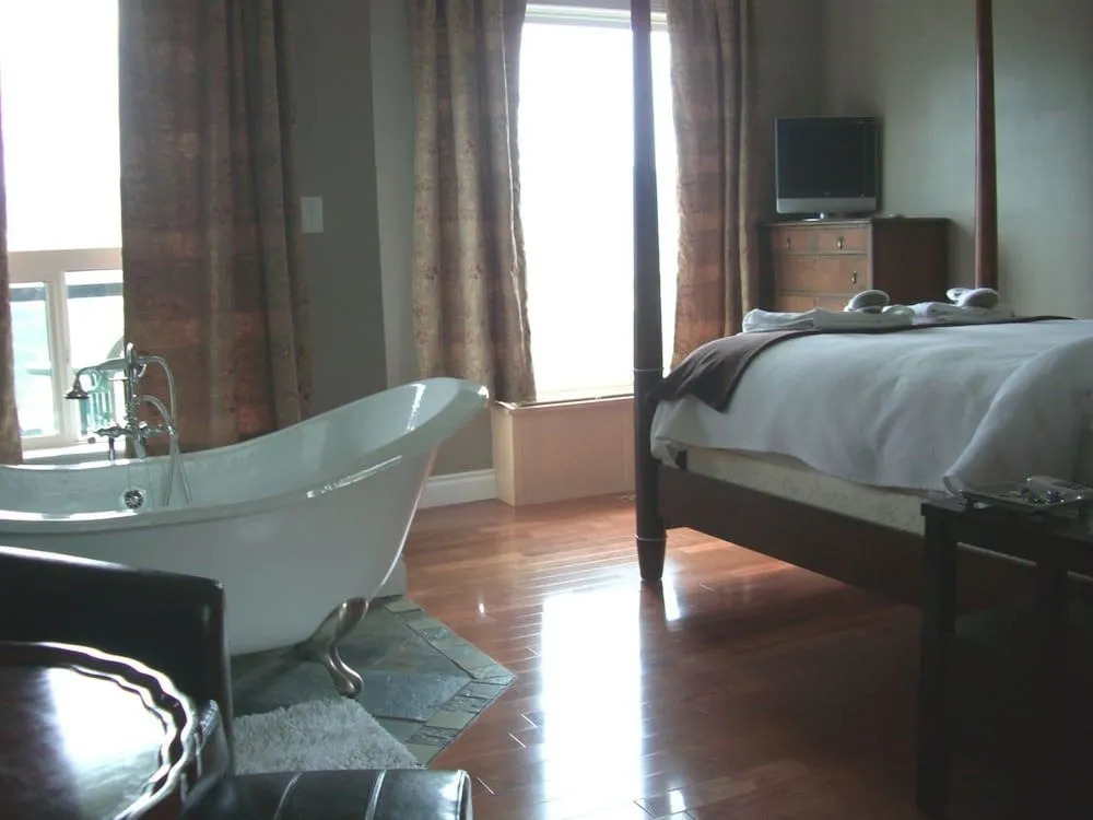 Above The Beach Guest Suites