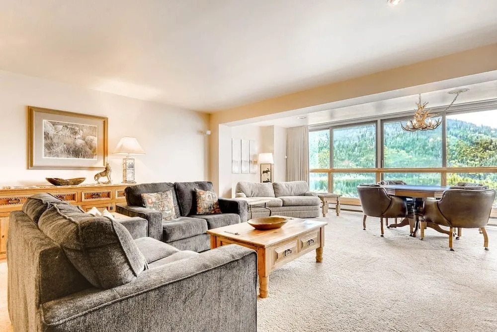 Spacious Penthouse 3br ~no Cleaning Fee~kids Ski Free! 3 Bedroom Condo by RedAwning