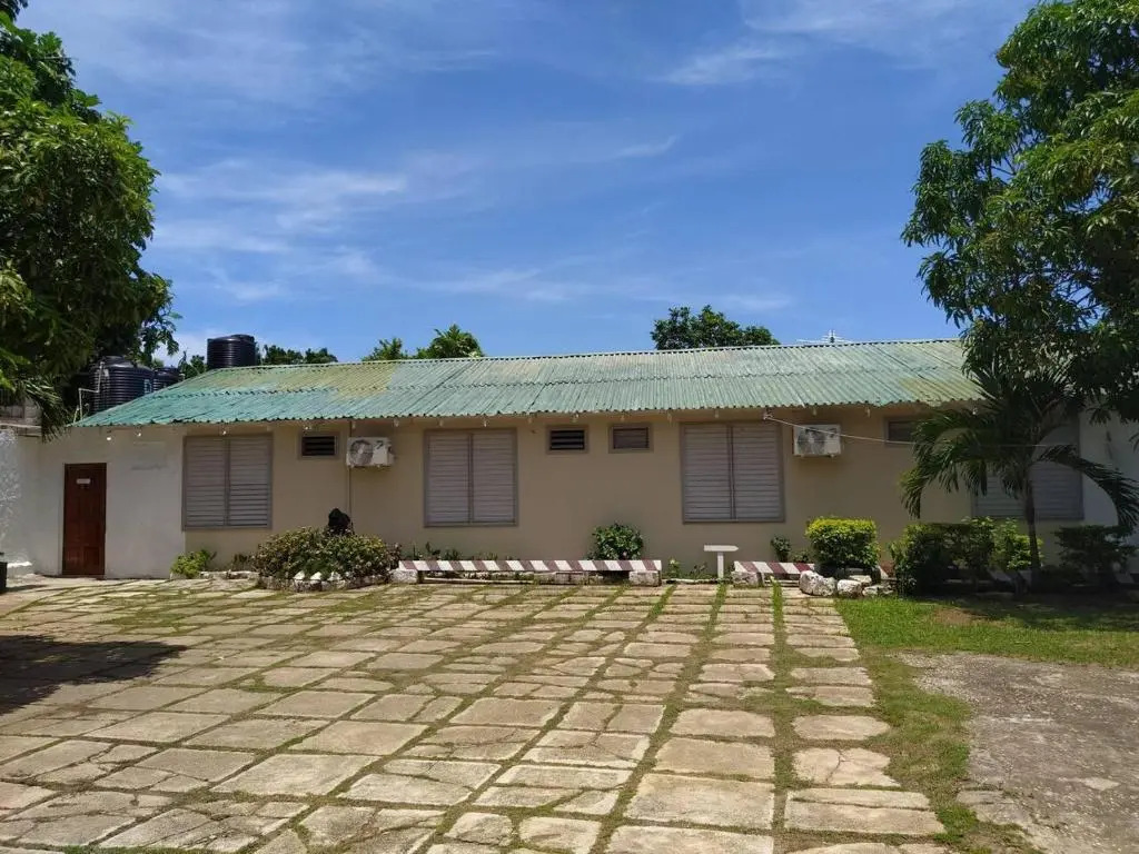 Entire 6-Bedroom Villa Free parking with Fast Wifi