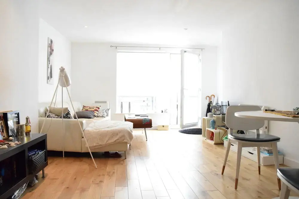 Spacious Apartment In East London With Balcony