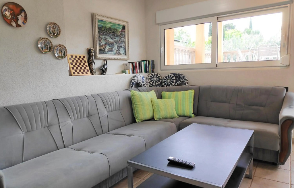 Villa Punta Blava, very quiet, amazing mix of mountain and sea air, ideal for health recovery, beach front, floor heating, internet