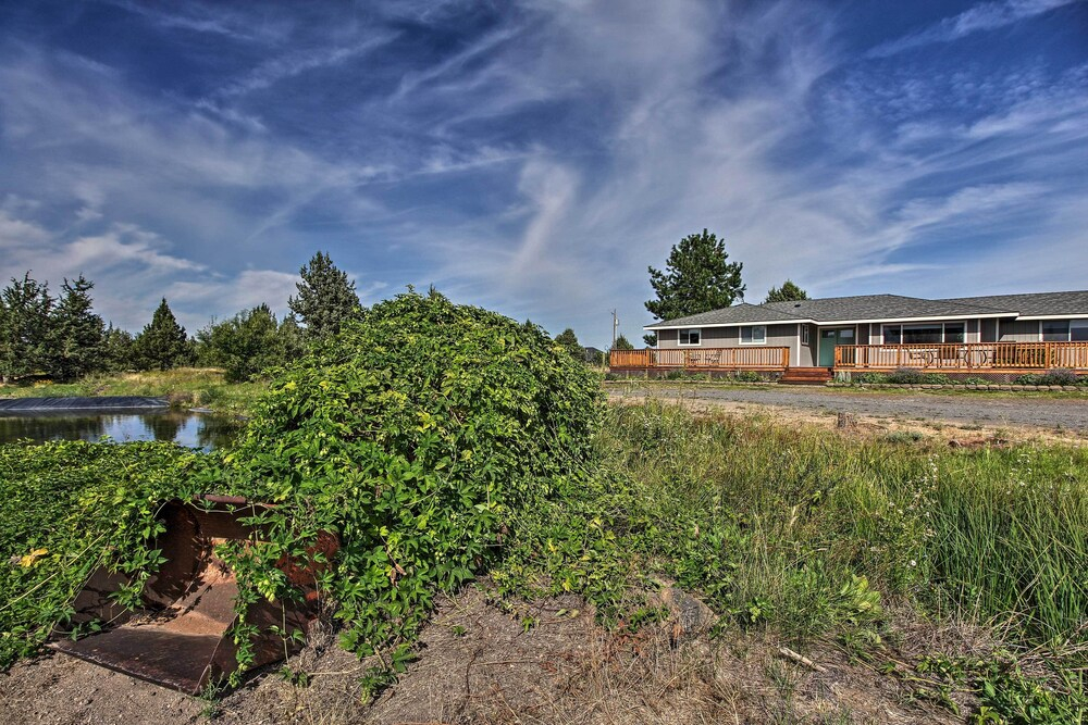 Updated Farmhouse w/ Deck on Central Oregon Canal!