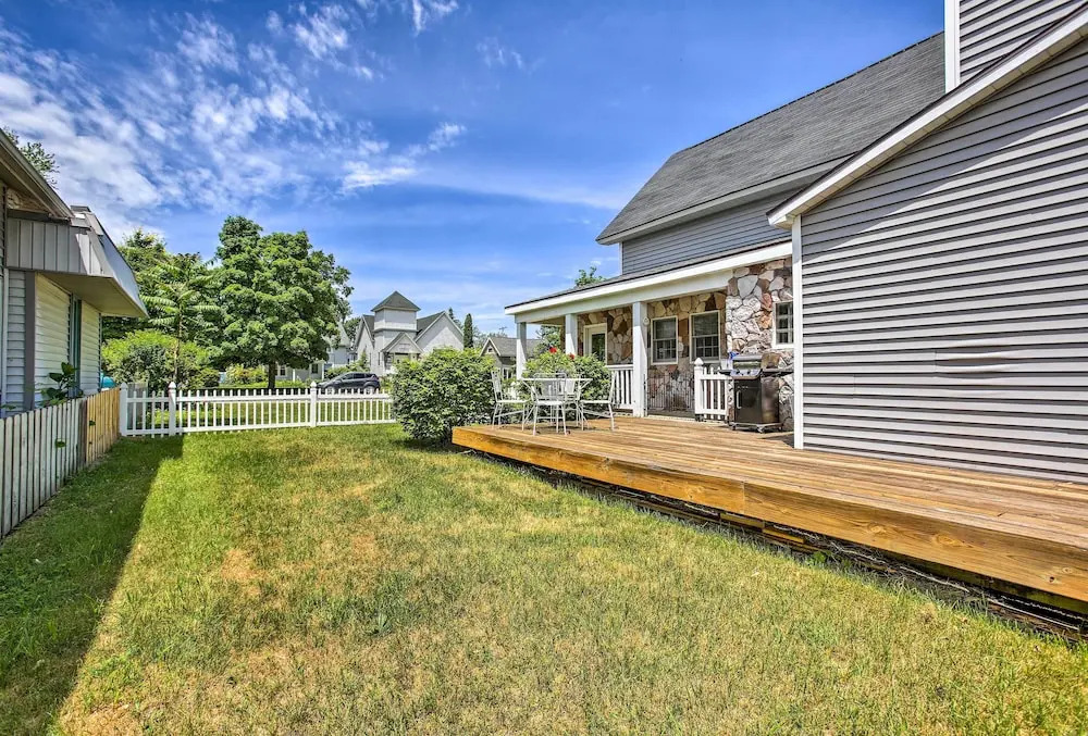 Elegant Stone Cottage: Steps to Crystal Lake Beach