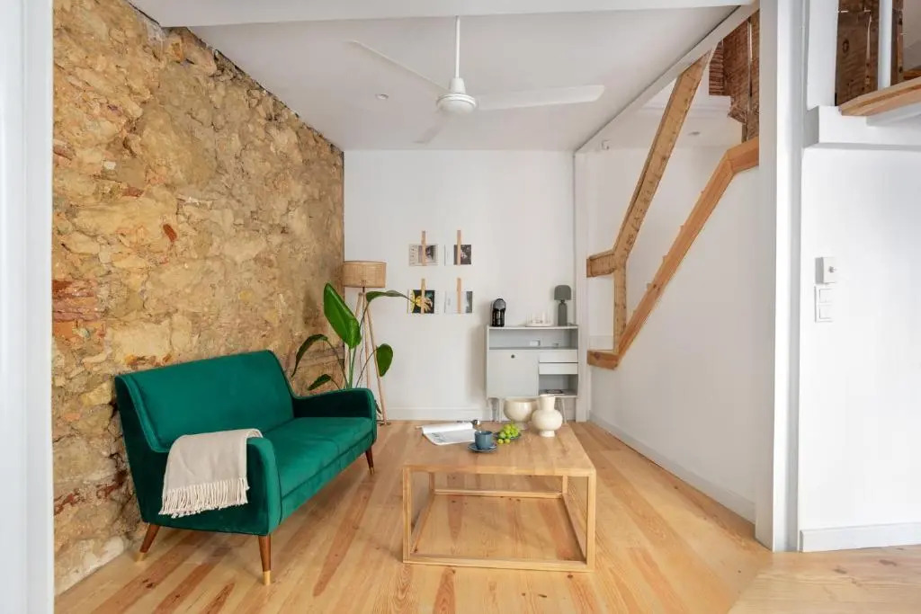 Spacious 6Bedroom House w/ Sunny Terrace in Lisbon