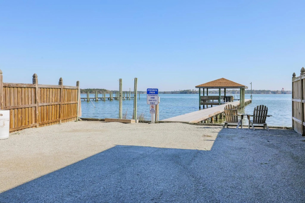 Spacious Home with Waterfront View-Welcome Pets