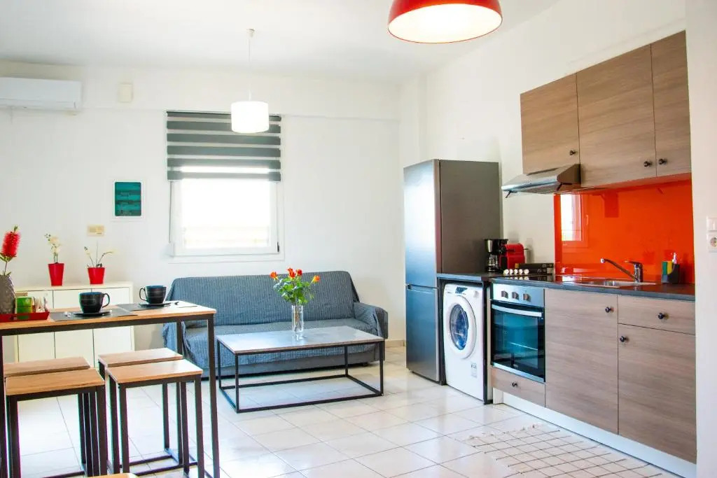 Beautiful, Brand New Apartment with Courtyard.