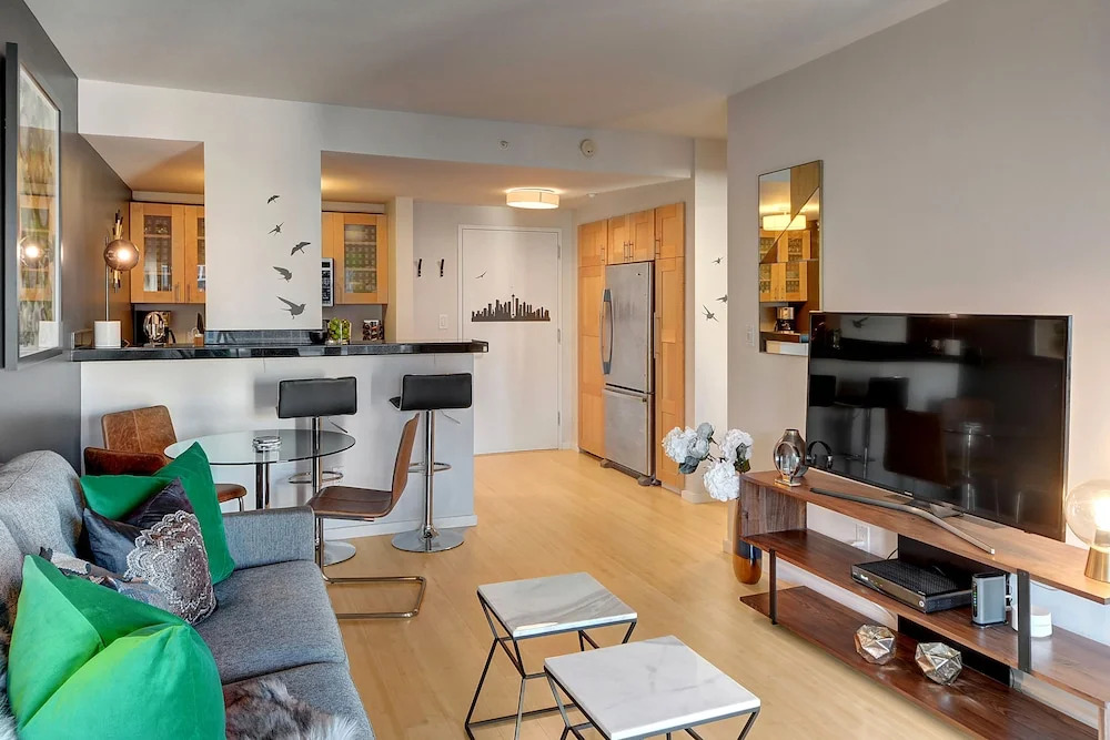 Newmark Seattle Luxury Retreat - One Bedroom Apartment with Balcony