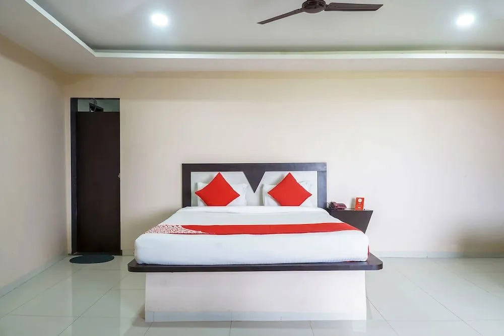 OYO 11898 Hotel Vhyomaan