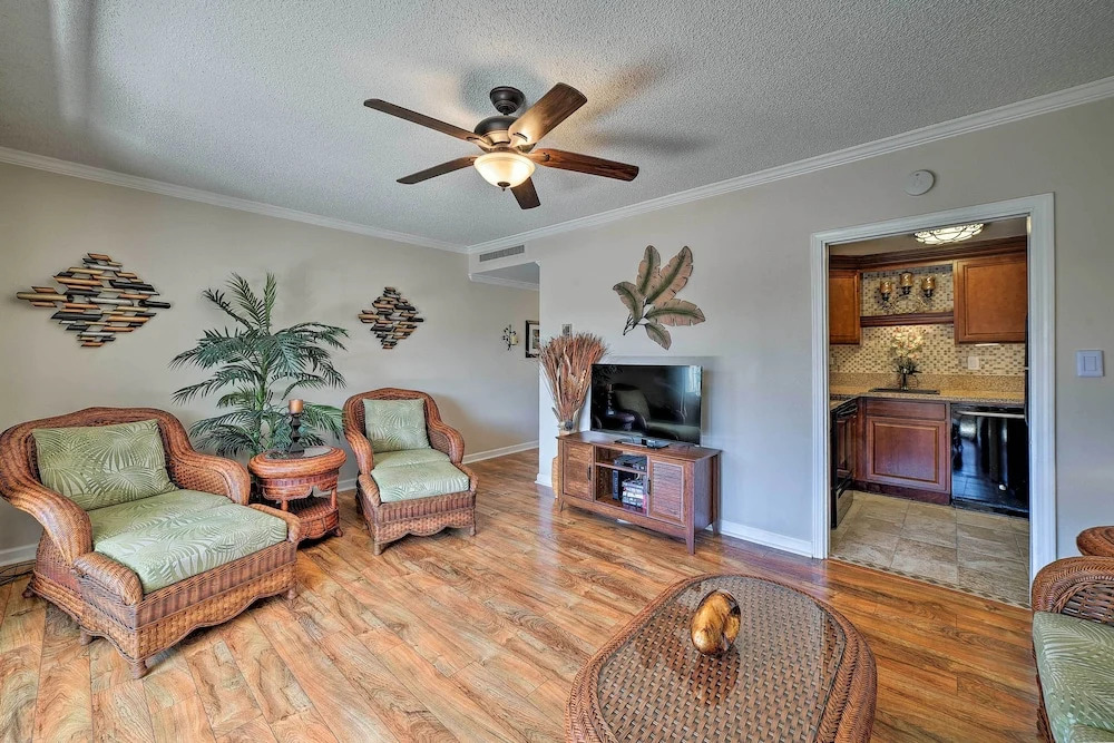 Downtown Air Conditioned Condo: Walk to Beaches