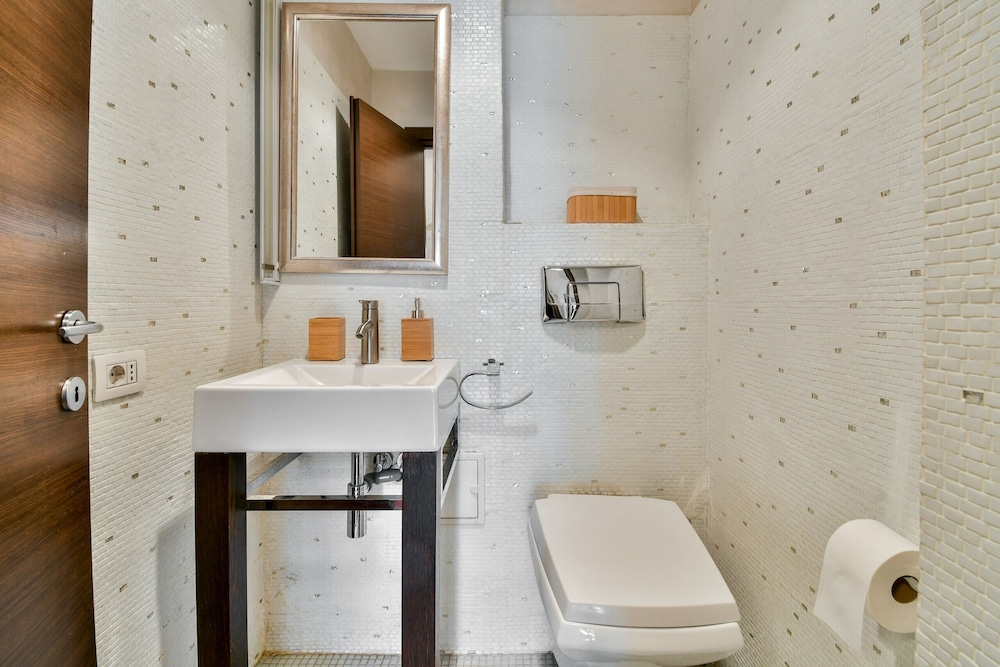 New Unirii Center Apartments by Olala Homes