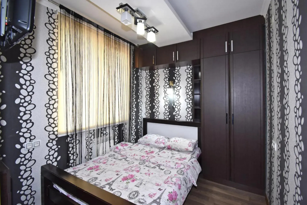 Yeznik Koghbatsi - Amiryan crossroads 1 bedroom comfy apartment with Balcony KO100