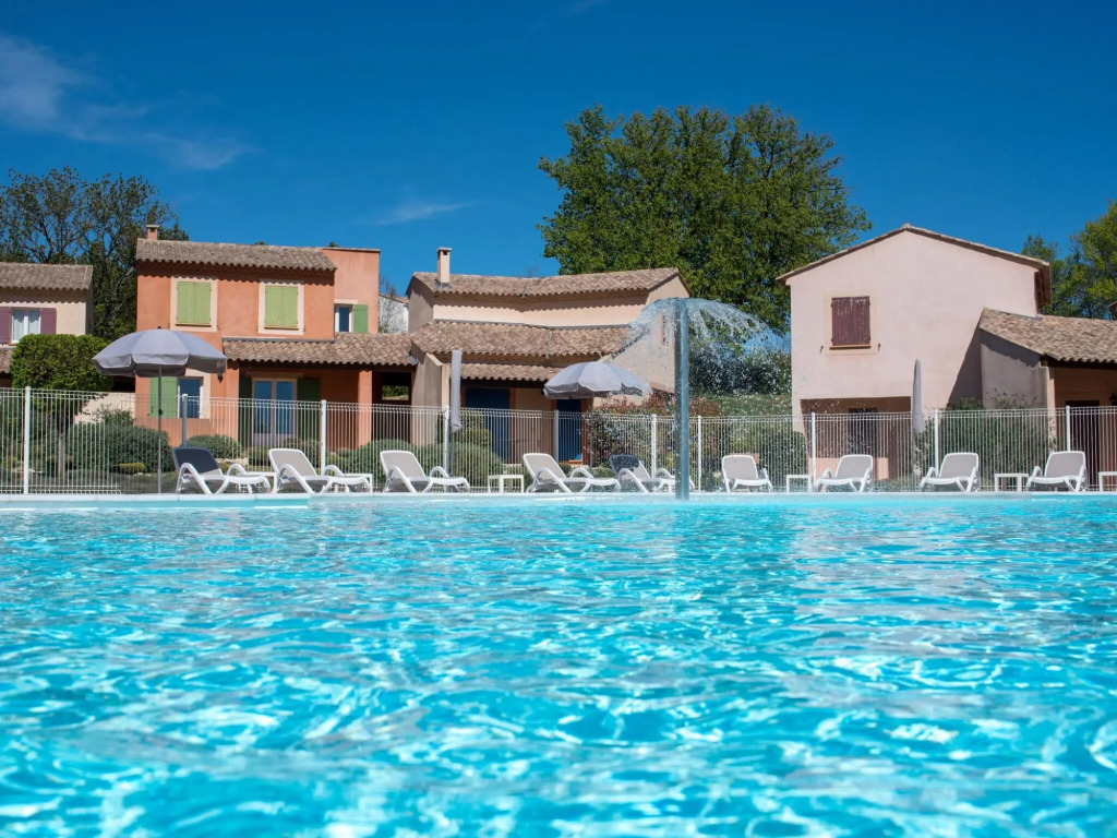 Semi-detached villa with dishwasher, close to the village