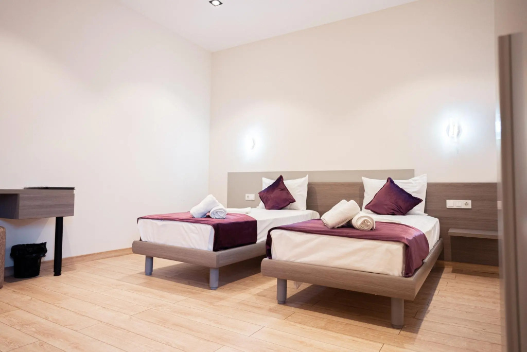 5 Wood Hotel (5 Вуд)