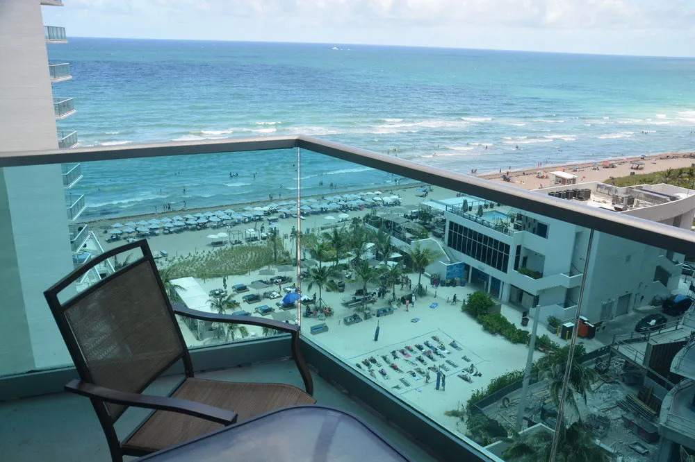 Hollywood apartment by the sea