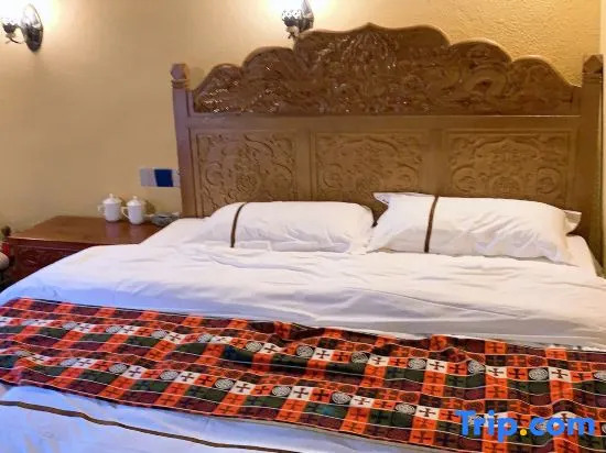 Danba Jiarong Home Village Hotel