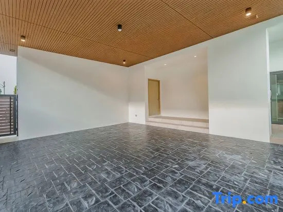 Niva Villa - Modern Private Pool with & Lake View near Phuket Town