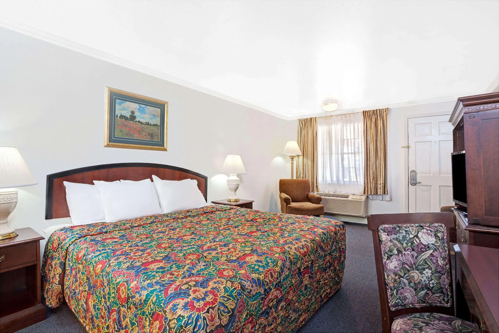 Days Inn by Wyndham Everett