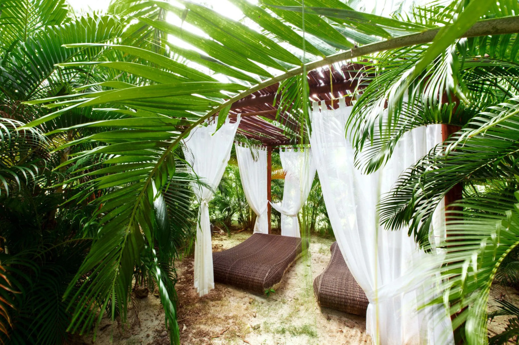 Tropicana Suites Deluxe Beach Club & Pool