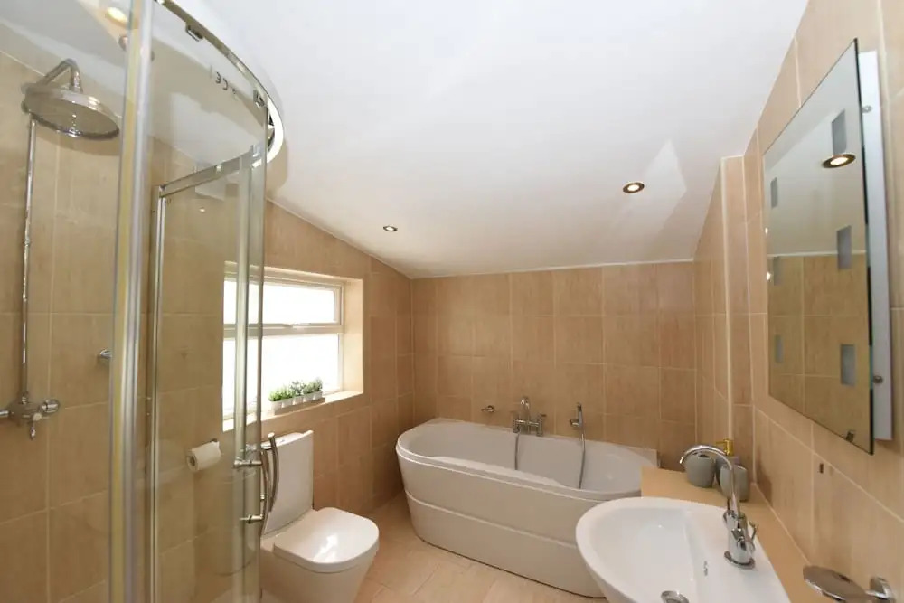 "Honeysuckle House Chester" by Greenstay Serviced Accommodation - Large 3 Bed House, Sleeps 6, Perfect For Contractors, Business Travellers, Families & Groups