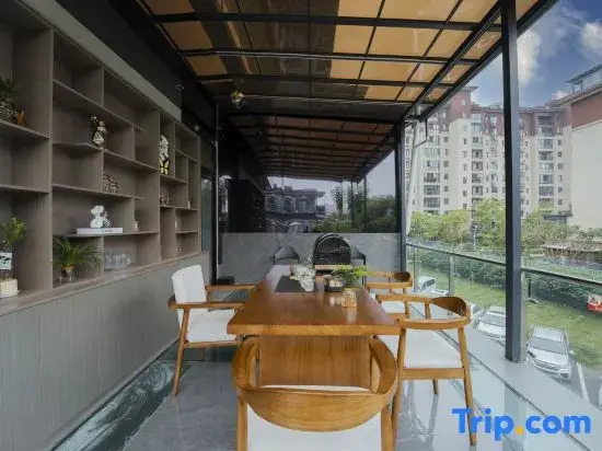 Hongya Blue Whale E-Sports Hotel