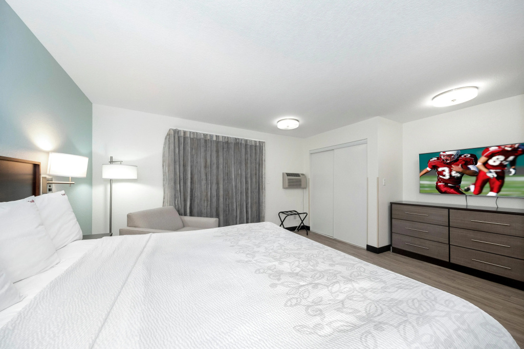 Red Roof Inn PLUS+ & Suites Naples Downtown-5th Ave S