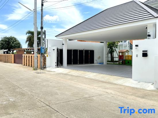 The White House Pool Villa Pattaya