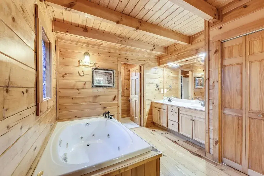 Horsin' Around 3 Bedroom Cabin by Redawning