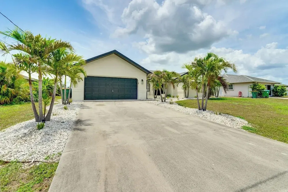 Group Getaway: Luxe Lakeside Gem in Port Charlotte