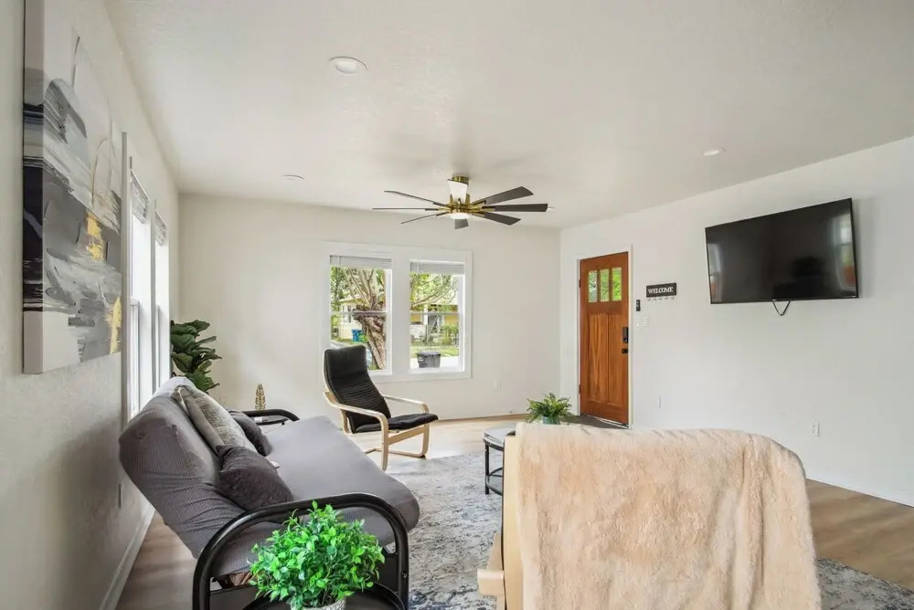 Stylish & Spacious Comfort 4br/3ba Downtown Gem!