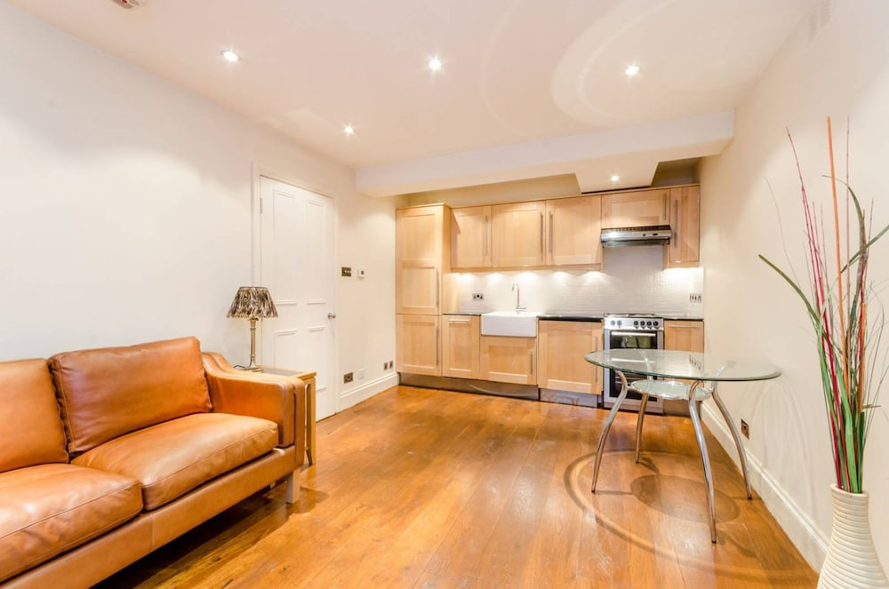 Delightful 2 Bed Garden Flat in Earl's Court