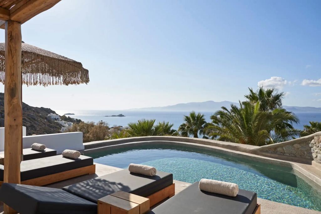 Hill Club Naxos