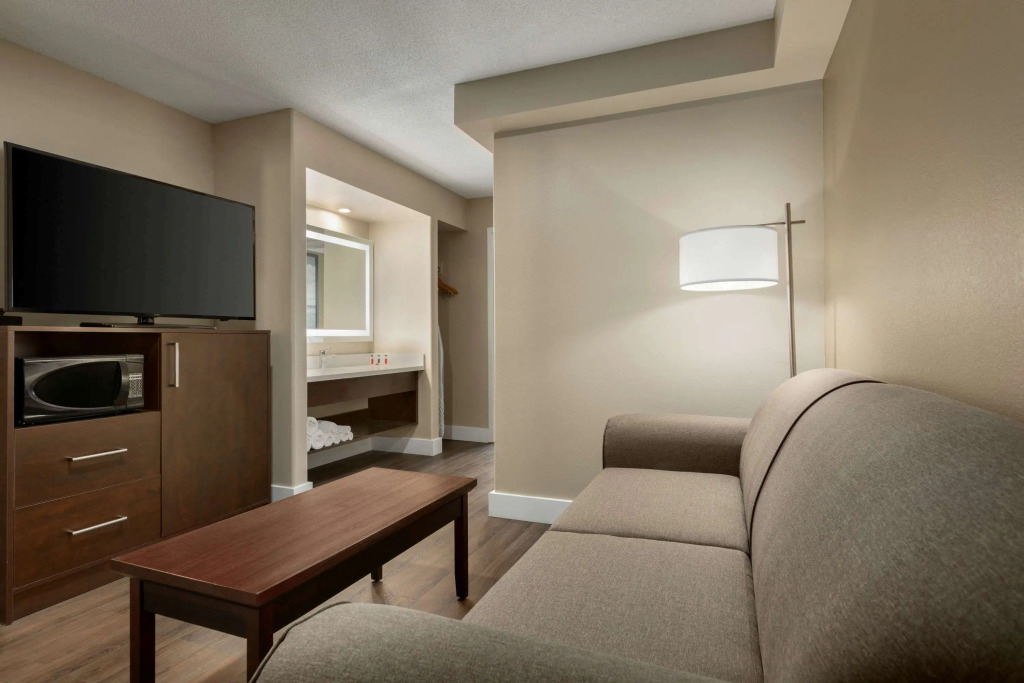 Super 8 by Wyndham Ajax/Toronto On