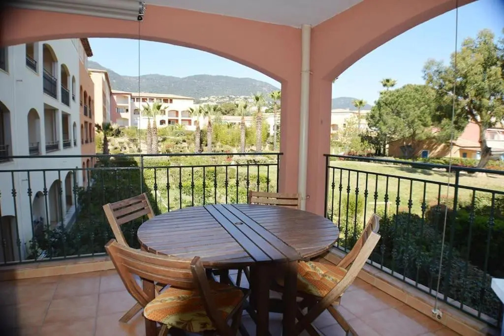 Bel appartement pour 6 personnes dans résidence avec piscine 500 m plage