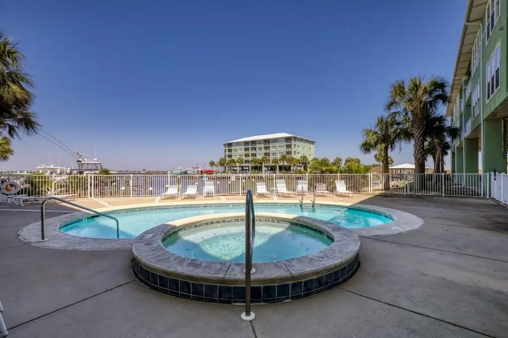 Bayfront Spacious Condo for Boat Lovers and Steps to White Sands of Fort Morgan