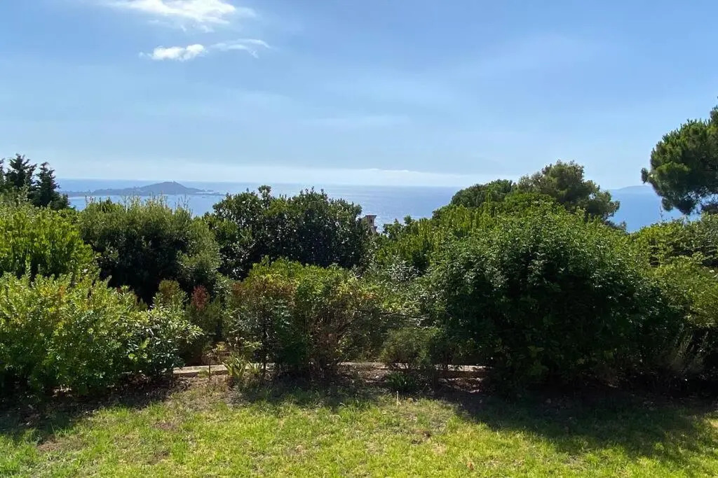 Villa 180 m2 vue Mer Piscine Climatisée Grand jardin 5000 m2 cloturé Calme