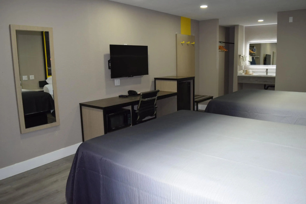 Super 8 by Wyndham Visalia
