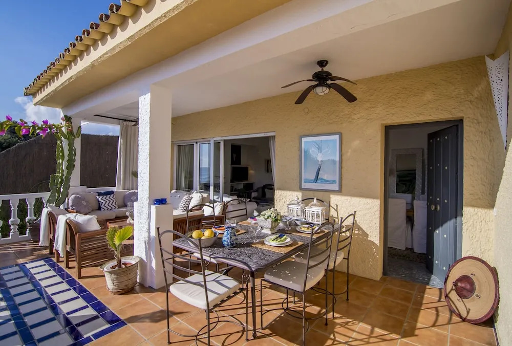LG-Private villa and pool 100m to beach