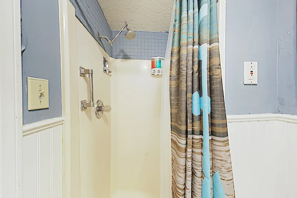 New Listing! Renovated - Walk To Beach 4 Bedroom Home
