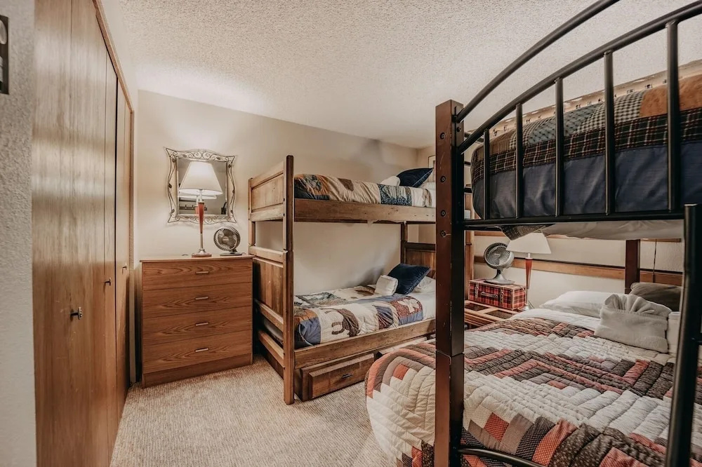 84sw - Sauna - Soaker Tub -  Fireplace - Sleeps 6 2 Bedroom Home by RedAwning