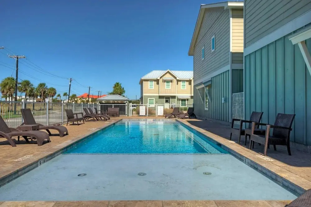 Ridley Retreat Community Pool, Mins to the Beach Corpus Christi + Port A