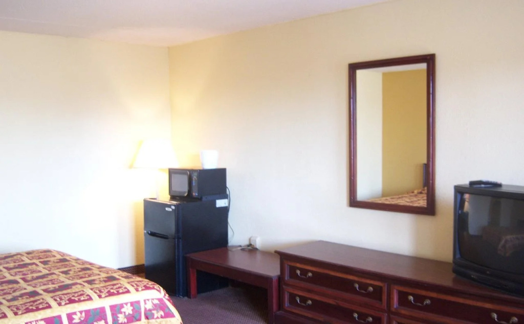 Budgetel Inn & Suites