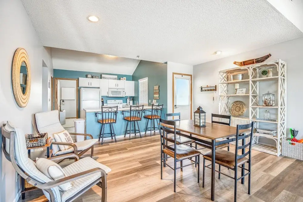 Poolside Condo With Amazing Lake Views & Design