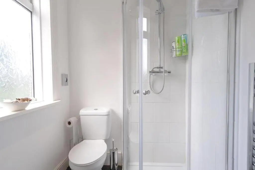 Book Today - 4 Bed House, Sleeps up to 9 - Hartco Serviced Accommodation Birmingham