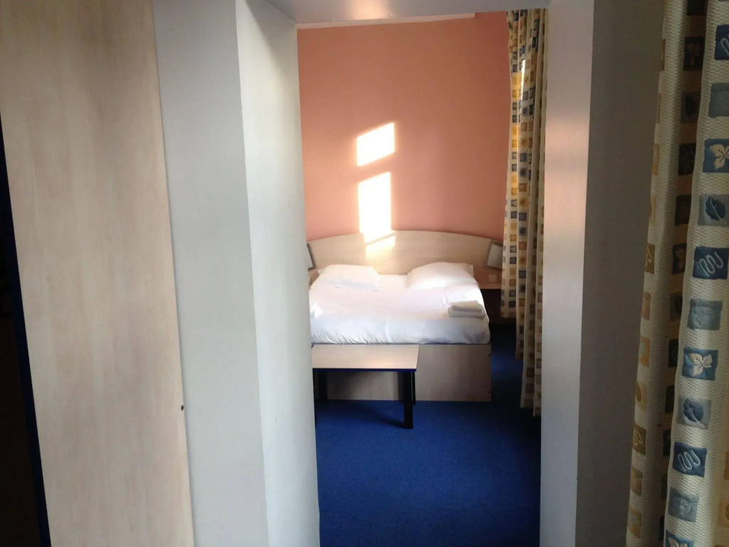 Hotel César climatisation dans la majorité des chambres Centre-ville Gare Charleville-Mézières