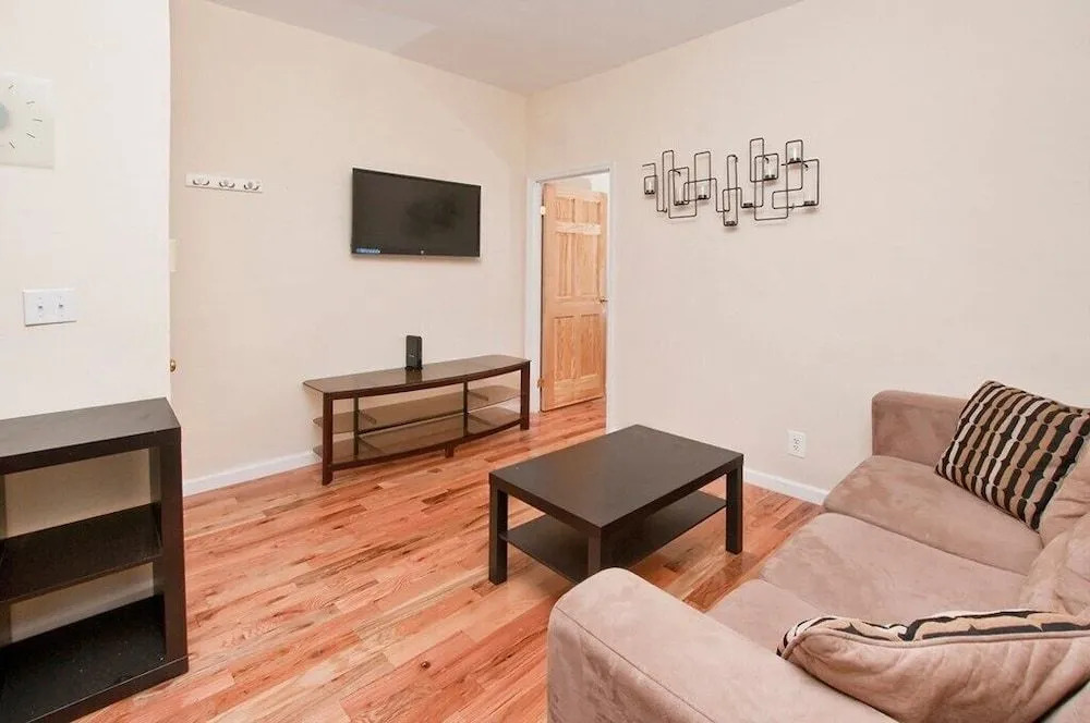 Upscale Newly Renovated 2 BR on Midtown East