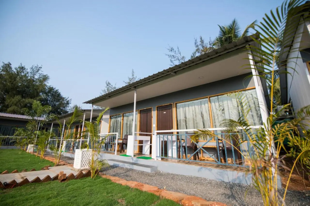 Treebo Lands End Beach Resort - 100m From Morjim Beach