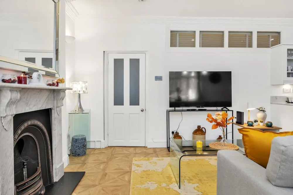 3 Bedroom 2 Bathroom Victorian Flat in Kensington