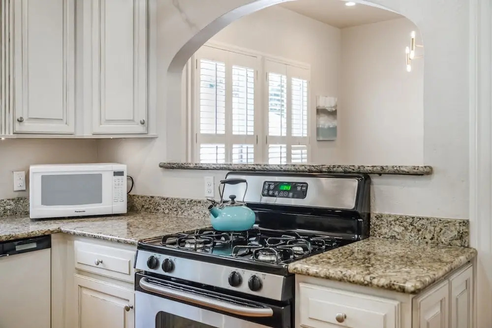 Charmer Close To Dt Austin- Large 4bd/3ba + Hottub 4 Bedroom Home