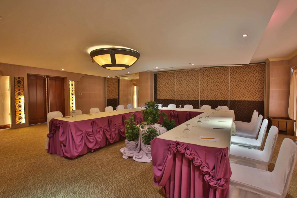 Crown Regency Suites Mactan