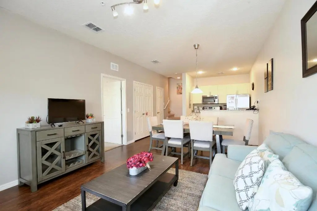 3 Bedroom townhouse in gated community with gym and pool 10 min to Disney